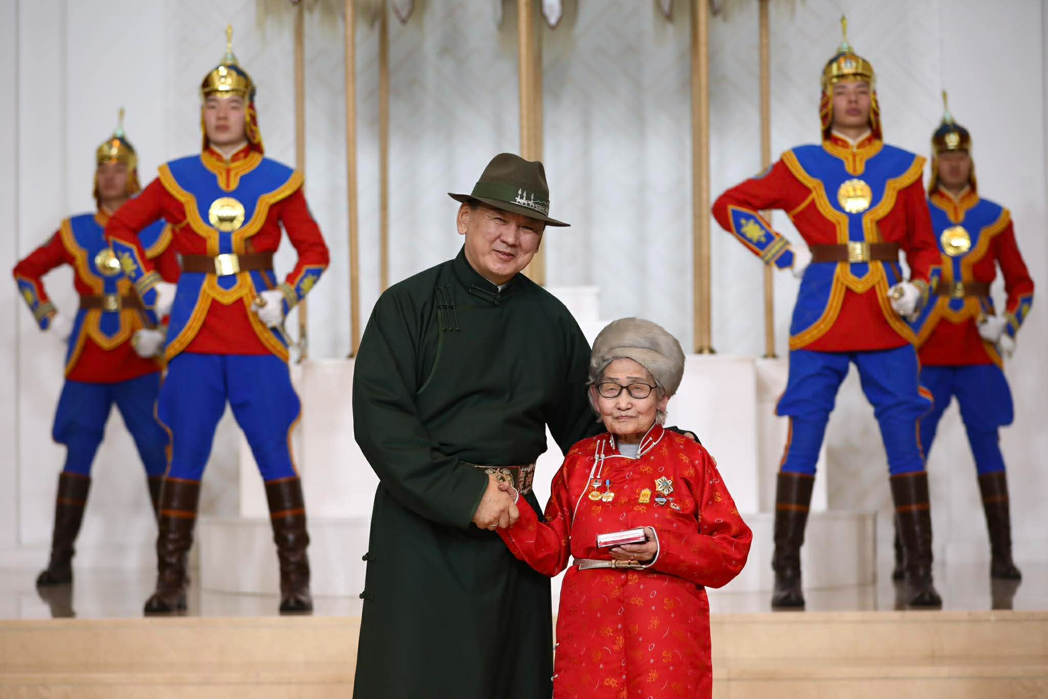 Доктор Түндэвийн Зэвгээд Ардын багш цол хүртээлээ